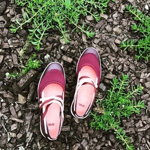 Teva Hydro-Life Cross-Strap Slip-On Flat